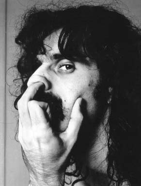 Frank Zappa con el dedo en la nariz