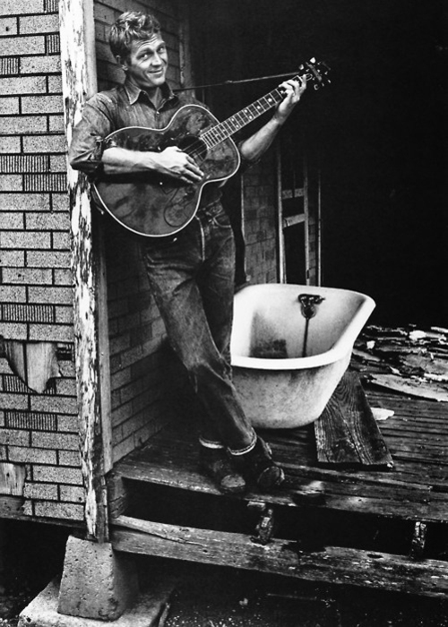 Steve McQueen con su guitarra