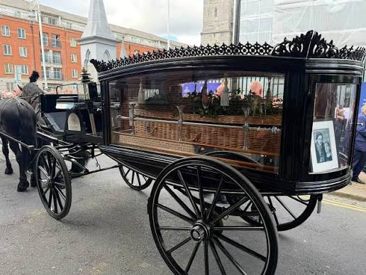 Ataúd de Glen Hansard en el coche de caballos en su funeral